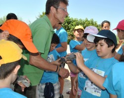 Bioparc Valencia - Niños de Expedición África realizan una suelta de tortugas - Galápagos Europeos