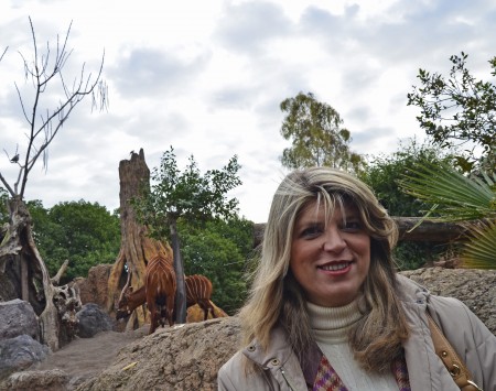 Los bongos descubriendo el nuevo árbol plantado por la escritoria Marta Querol - Bioparc Valencia