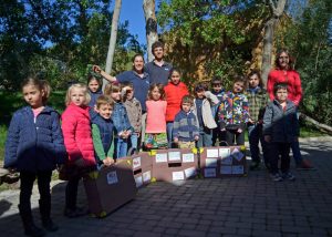 Niños MundoBerde con las maletas de viaje de Kenzo y Naadhira - Bioparc Valencia