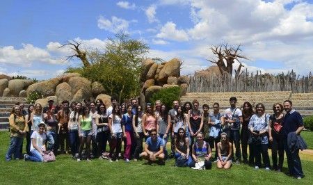 Alumnos y profesores - Facultad de Bellas Artes UPV con representantes de Bioparc Valencia - anfiteatro del parque