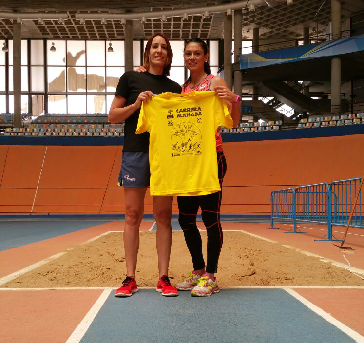 Concha Montaner y María Peinado con la camiseta IV Carrera en Manada de BIOPARC Valencia