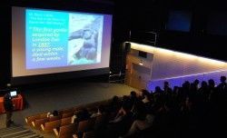 Bioparc Valencia - grupo de estudiantes recibiendo una charla en el cine
