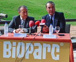 Levante UD y Bioparc Valencia firman un acuerdo de colaboración - Quico Catalán presidente del Levante y Luis Ángel Martínez director de Bioparc
