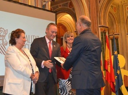 El Presidente de BIOPARC Valencia recogiendo el Premio Infancia 2013 como Empresa Solidaria
