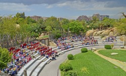 Anfiteatro de Bioparc Valencia - grupos escolares durante un acto de concienciación medioambiental