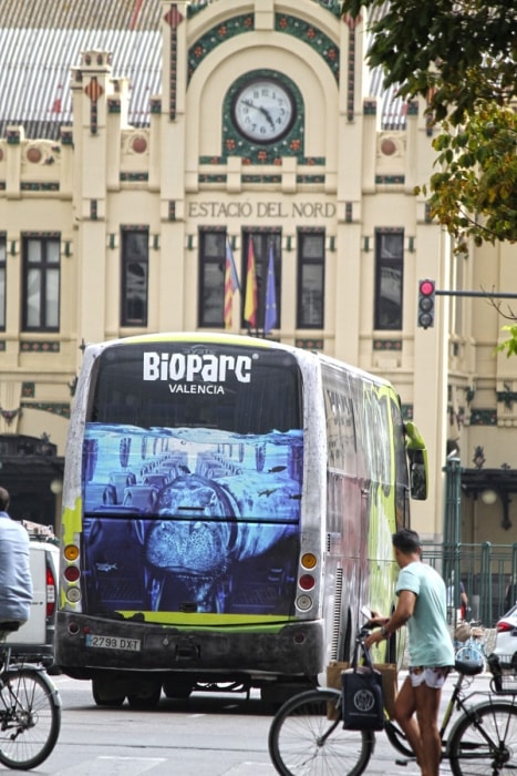 BIOPARC Valencia "en ruta salvaje" con un espectacular autobús tematizado 