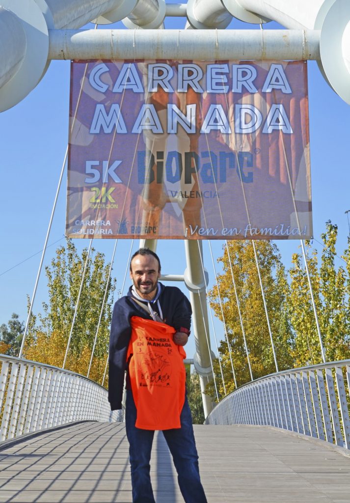 Ricardo Ten con la camiseta oficial de la 5ª Carrera en Manada
