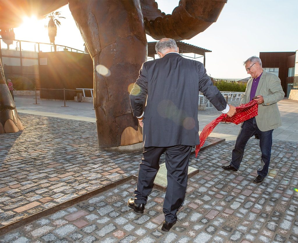El alcalde la ciudad, en representación de los valencianos, descubría la placa de un elefante, bautizado como Escipión