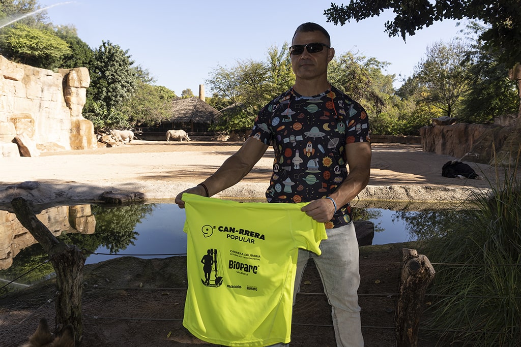 David Casinos se viste la camiseta oficial de la  9 Can-rrera de BIOPARC Valencia